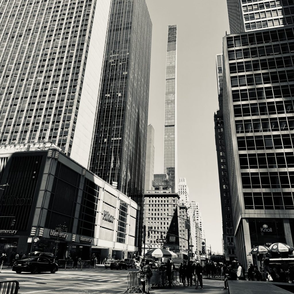 أنحف ناطحة سحاب في العالم :برج ستاينواي (Steinway Tower) في مدينة نيويورك،